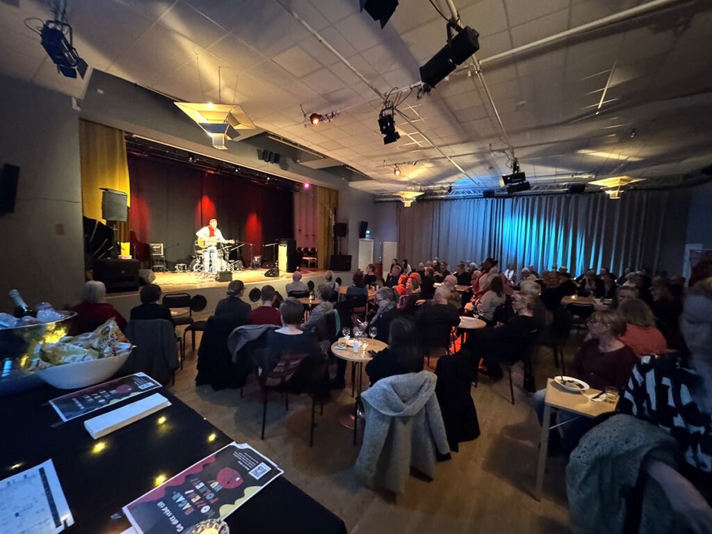 Fullt i stora salen